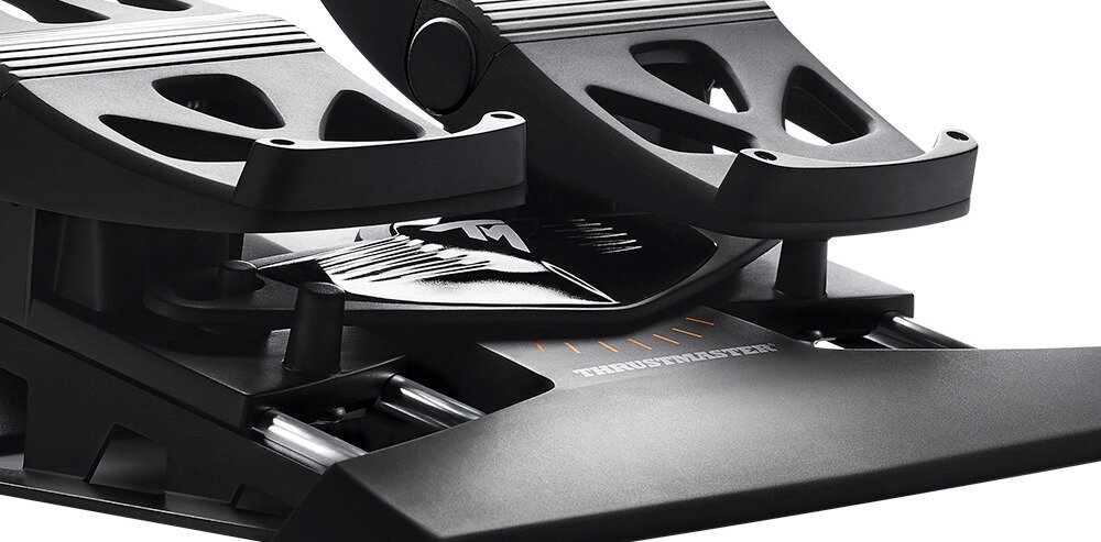 Na obrazie widoczny jest fragment urządzenia z pedałami, z logo \'THRUSTMASTER\' oraz oznaczeniami na powierzchni. Konstrukcja jest czarna z metalowymi elementami.