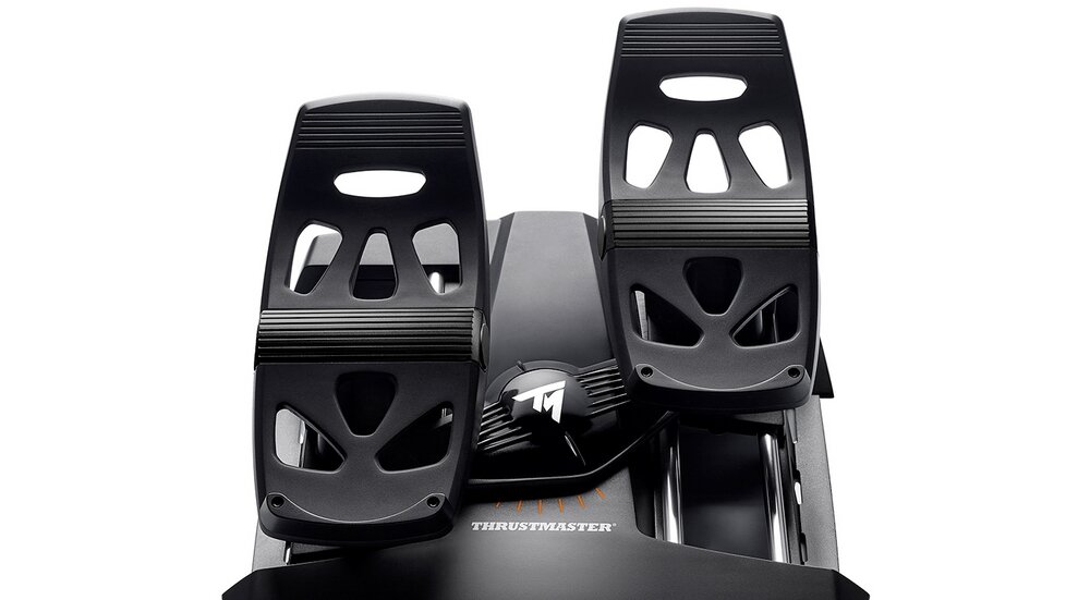 Na obrazie widoczne są czarne pedały symulatora lotu z logo \'T\' na środku. Pod pedałami znajduje się napis \'THRUSTMASTER\'.