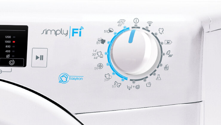 Panel sterowania pralki z pokrętłem wyboru programów, oznaczeniami temperatur i ikonami programów prania. Widoczne są napisy \'simply-Fi\' i \'EasyIron\'.
