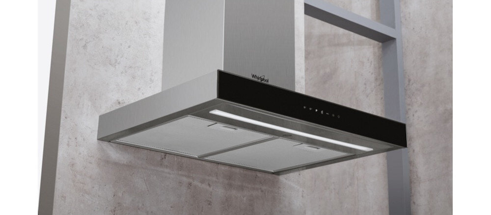 Na obrazie widoczny jest nowoczesny okap kuchenny w kolorze czarnym i srebrnym, zamontowany na ścianie. Na froncie okapu znajduje się logo \'Whirlpool\'.