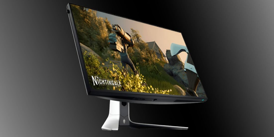 Monitor z wyświetlaczem pokazującym grę wideo z postacią trzymającą broń, na ekranie widoczny jest napis \'Nightingale\'. Monitor ma nowoczesny design z czarną ramką i białą podstawą.