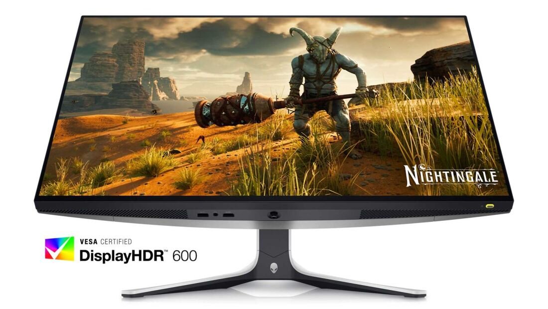 Monitor wyświetla scenę z gry przedstawiającą postać z dużym młotem na tle pustynnego krajobrazu. Widoczne logo \'VESA CERTIFIED DisplayHDR 600\' oraz napis \'Nightingale\'.