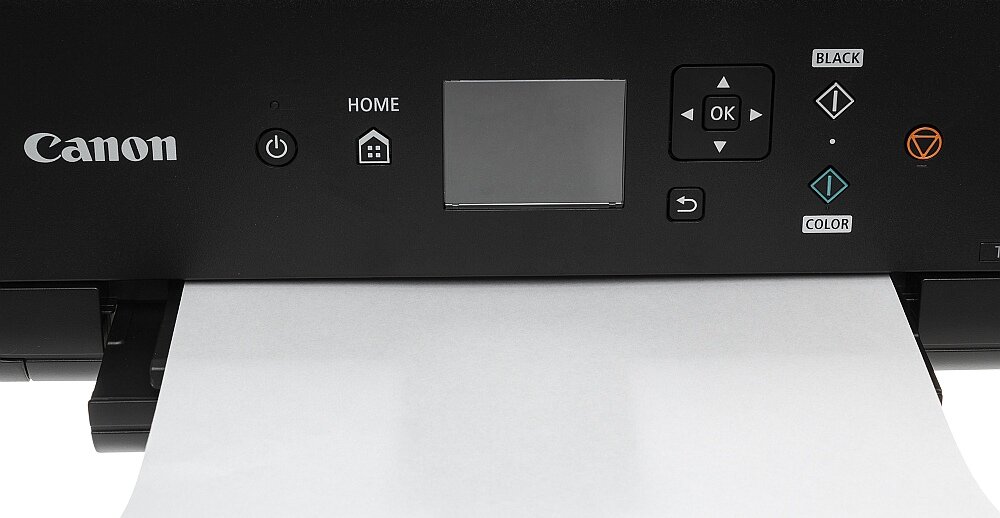 Panel sterowania urządzenia wielofunkcyjnego z widocznymi przyciskami, wyświetlaczem oraz logo Canon. Z urządzenia wysuwa się biała kartka papieru.