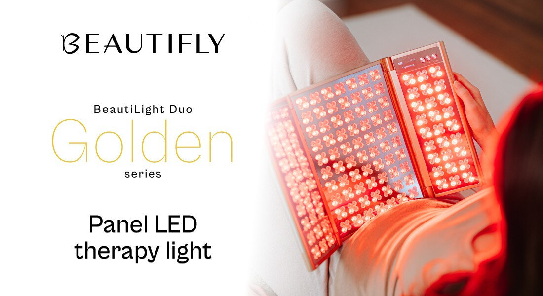Obraz przedstawia osobę używającą panelu LED emitującego czerwone światło. Po lewej stronie widoczny jest tekst: \'BEAUTIFLY BeautiLight Duo Golden series Panel LED therapy light\'.