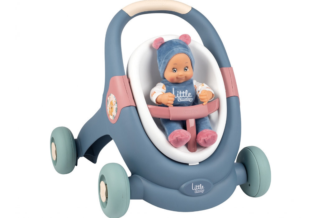 Wózek dziecięcy w kolorach niebieskim i różowym z lalką w środku, ubrana w niebieski strój z różowymi elementami. Na wózku widoczne jest logo \'Little Smoby\'.