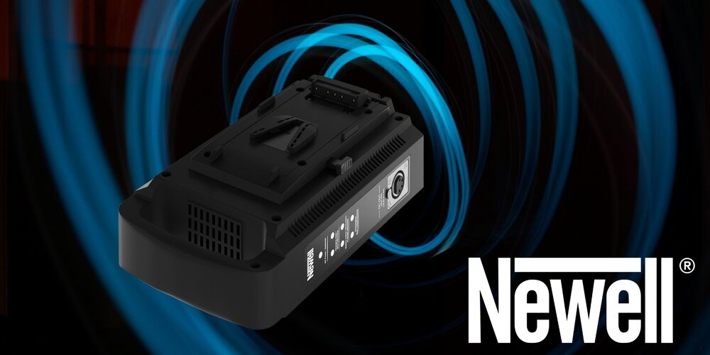 Ładowarka dwukanałowa Newell do akumulatorów V-Mount na tle czarno-niebieskich wirów z logo marki Newell
