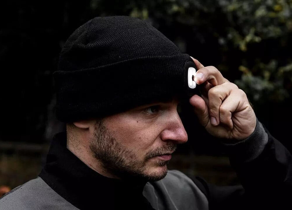 Czapka z latarką NEO 81-621 włącznie oświetlenia za pomocą przycisku na środku latarki