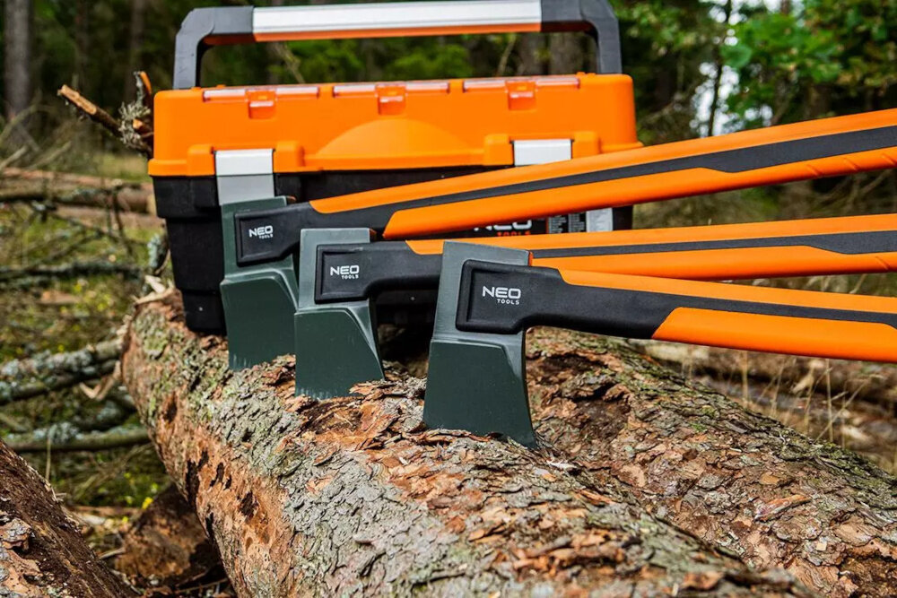 Siekiera uniwersalna NEO 27-031 0.95 kg trzonek w wytrzymalego wlokna szklanego i TPR wysoka odpornosc na uszkodzenia mniejsze drgania ergonomiczny uchwyt antyposlizgowa powloka pewny stabilny chwyt kontrola