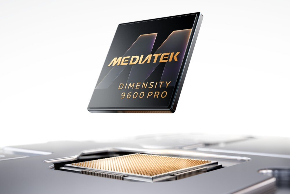 Obraz przedstawia procesor z napisem \'MediaTek Dimensity 9600 Pro\' unoszący się nad powierzchnią z widocznymi złotymi pinami.