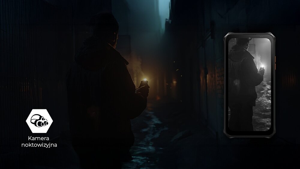 Osoba trzymająca źródło światła stoi w ciemnym zaułku, obok widoczny jest smartfon z wyświetlaczem pokazującym tę samą scenę w trybie noktowizyjnym. Na obrazie znajduje się również ikona z napisem \'Kamera noktowizyjna\'.