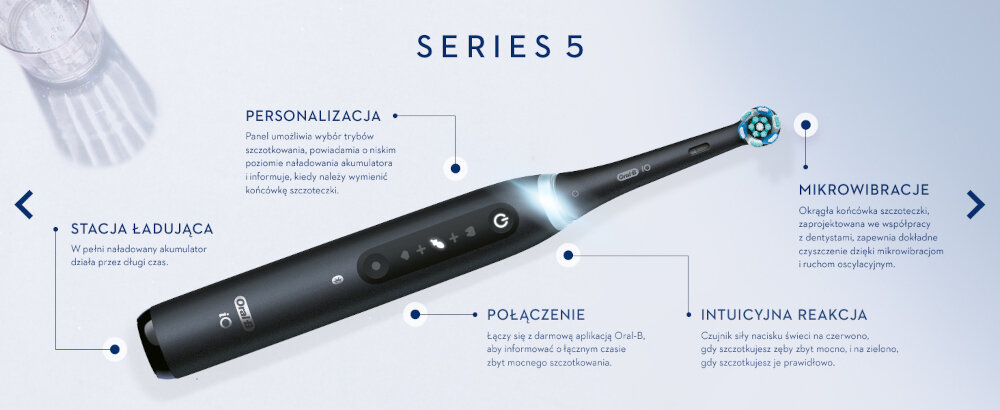 Obraz przedstawia czarną szczoteczkę magnetyczną ORAL-B iO 5 z różnymi funkcjami opisanymi wokół niej, takimi jak personalizacja, stacja ładująca, połączenie, mikrowibracje i intuicyjna reakcja. Widoczny jest również napis \'SERIES 5\'.