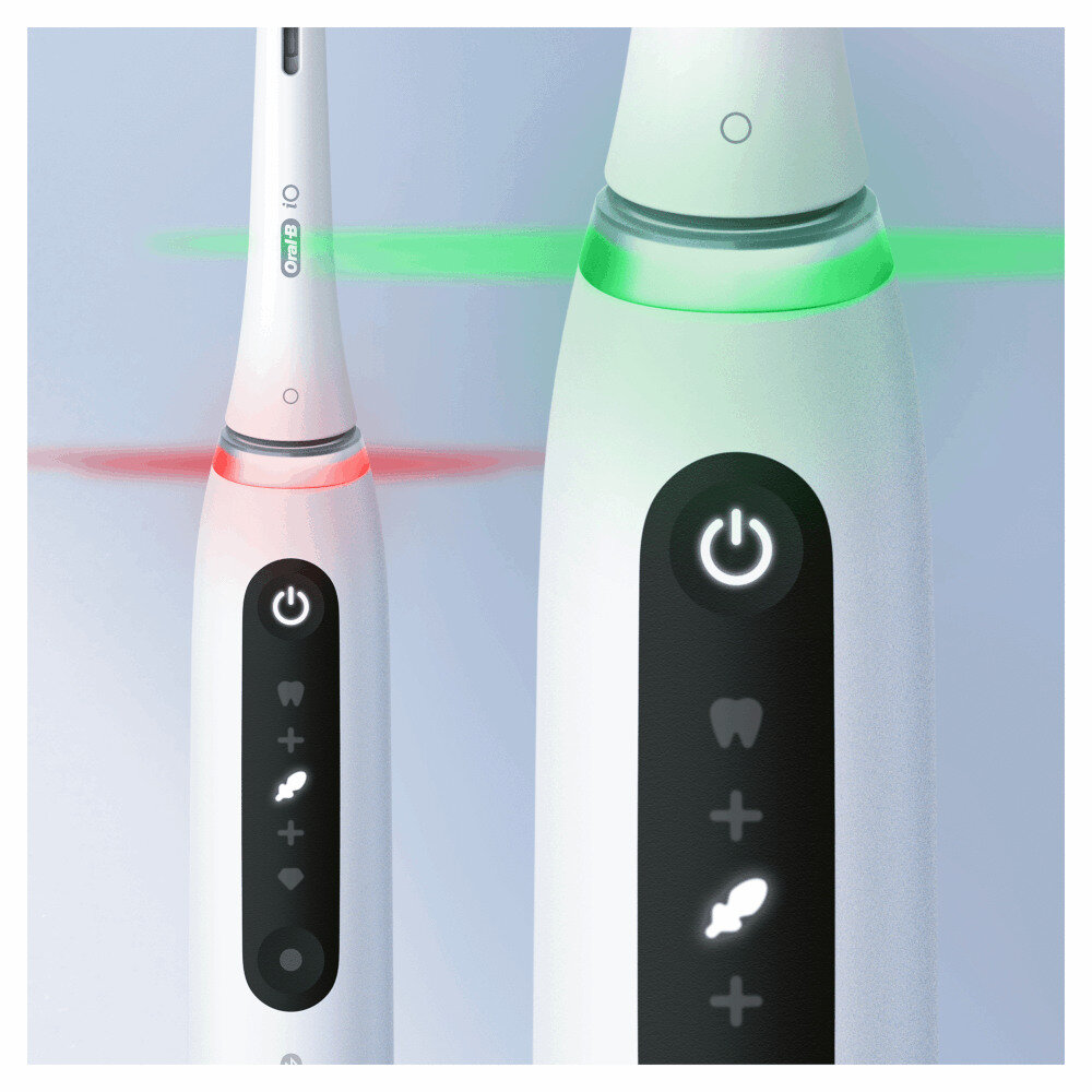 Obraz przedstawia dwie elektryczne szczoteczki do zębów z podświetlanymi wskaźnikami. Na jednej z nich widoczne jest logo \'Oral-B iO\'.