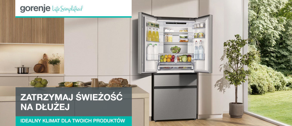Kuchnia z otwartą lodówką wypełnioną różnymi produktami spożywczymi. Na obrazie widoczny jest napis: \'ZATRZYMAJ ŚWIEŻOŚĆ NA DŁUŻEJ IDEALNY KLIMAT DLA TWOICH PRODUKTÓW\'.