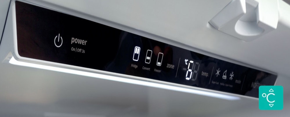 Panel sterowania lodówki z wyświetlaczem cyfrowym pokazującym temperaturę 5°C oraz ikonami: power, fridge, convert, freezer, zone, temp., mode. Obok znajduje się niebieska ikona z symbolem termometru.