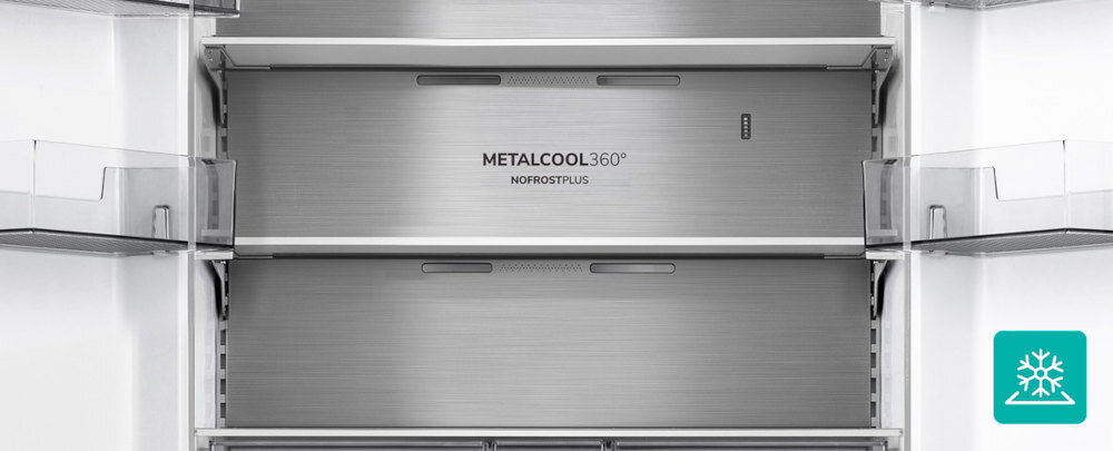 Wnętrze lodówki z metalowym panelem oznaczonym napisem \'METALCOOL 360° NOFROSTPLUS\'. Po bokach znajdują się przezroczyste półki, a w prawym dolnym rogu widoczna jest ikona z symbolem płatka śniegu.