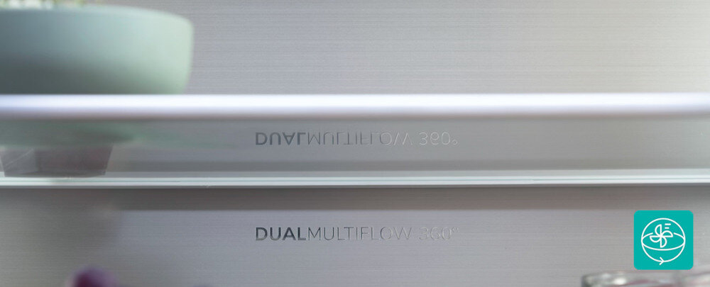 Wnętrze lodówki z półką, na której widoczny jest napis \'DUAL MULTIFLOW 360°\'.