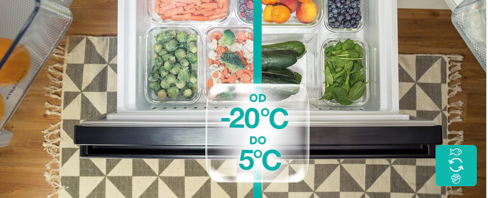 Widok wnętrza lodówki z różnymi produktami spożywczymi w przezroczystych pojemnikach. Na środku widoczny jest napis \'OD -20°C DO 5°C\'.