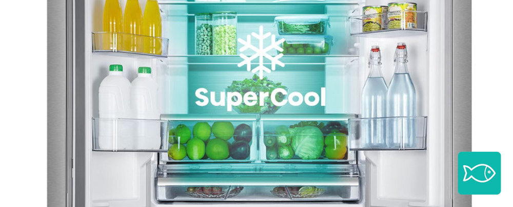 Wnętrze lodówki z napisem \'SuperCool\' i symbolem płatka śniegu na drzwiach. W środku znajdują się różne produkty spożywcze, takie jak butelki, owoce i warzywa.