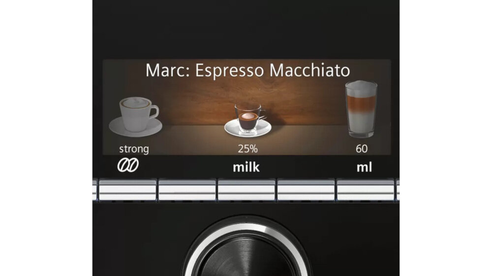 Wyświetlacz ekspresu do kawy pokazuje napis \'Marc: Espresso Macchiato\' oraz trzy ikony z filiżankami i szklanką, z oznaczeniami \'strong\', \'25% milk\', \'60 ml\'.