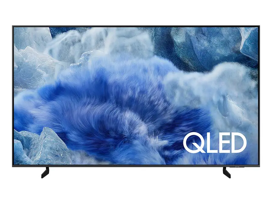 Telewizor z dużym ekranem wyświetlający obraz w odcieniach niebieskiego i białego, z widocznym napisem \'QLED\'.