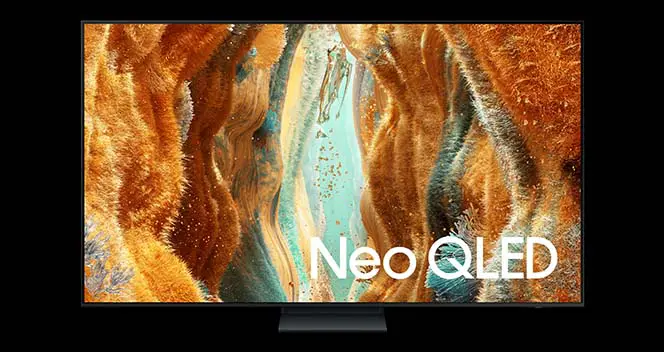 664x352-qn77fa Telewizor z wyświetlaczem pokazującym abstrakcyjny obraz w odcieniach pomarańczowego i niebieskiego. Na ekranie widoczny jest napis \'Neo QLED\'.