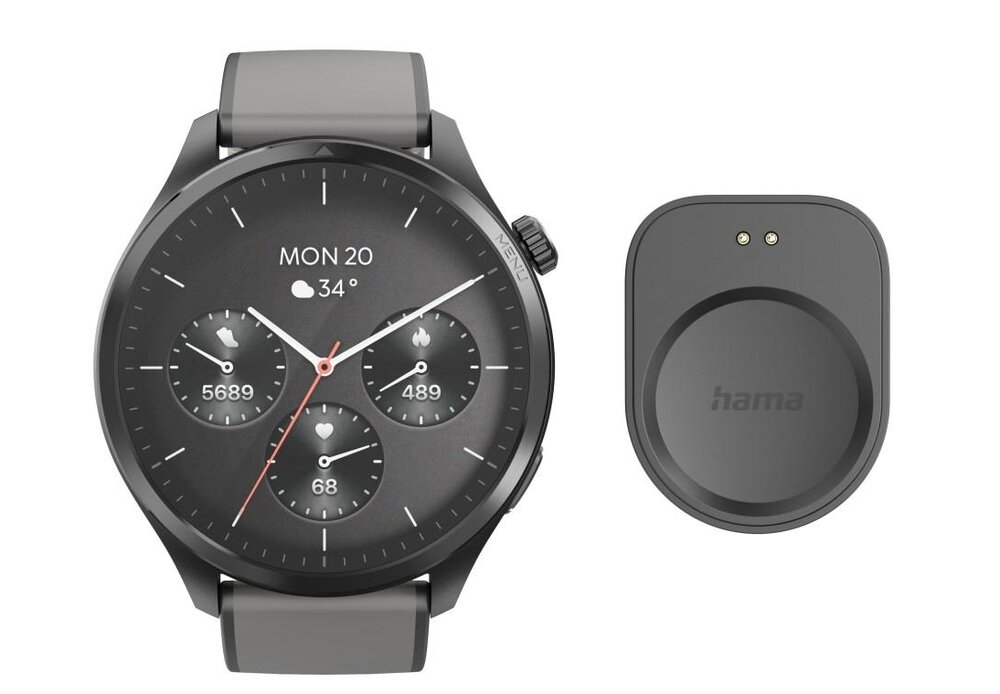 Na obrazie widoczny jest czarno-szary smartwatch z okrągłym wyświetlaczem, na którym pokazane są dane takie jak data, temperatura i liczba kroków. Obok zegarka znajduje się okrągła ładowarka z logo \'hama\'.