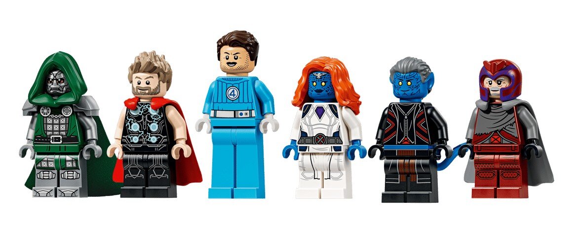Na obrazie znajduje się sześć figurek LEGO przedstawiających postacie w kolorowych strojach, w tym zielony, czerwony, niebieski i biały. Każda figurka ma unikalne detale i akcesoria, takie jak peleryny i hełmy.