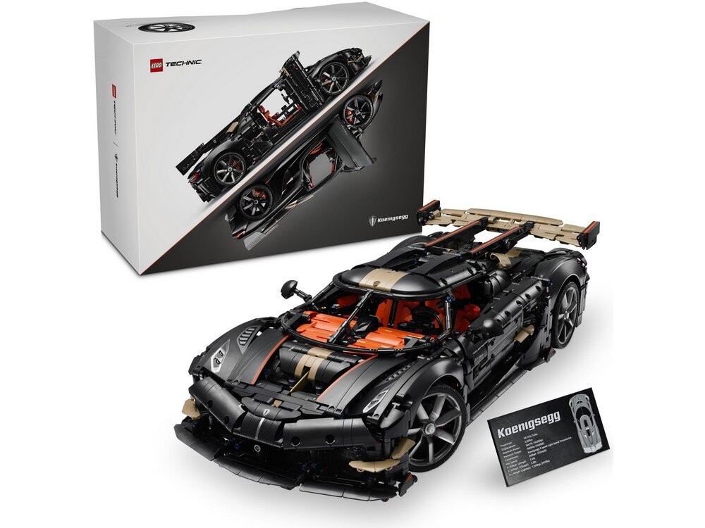 Na obrazie widoczny jest model samochodu z klocków LEGO w kolorze czarnym z pomarańczowymi i złotymi elementami oraz pudełko z grafiką przedstawiającą ten sam model. Obok modelu znajduje się tabliczka z napisem \'Koenigsegg\'.