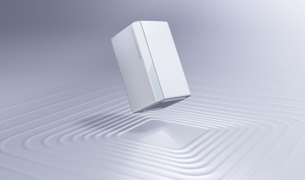 Na obrazie widoczny jest biały router o prostokątnym kształcie, unoszący się nad powierzchnią z koncentrycznymi wzorami. Na urządzeniu znajduje się napis \'XIAOMI\' oraz niewielki wskaźnik świetlny.