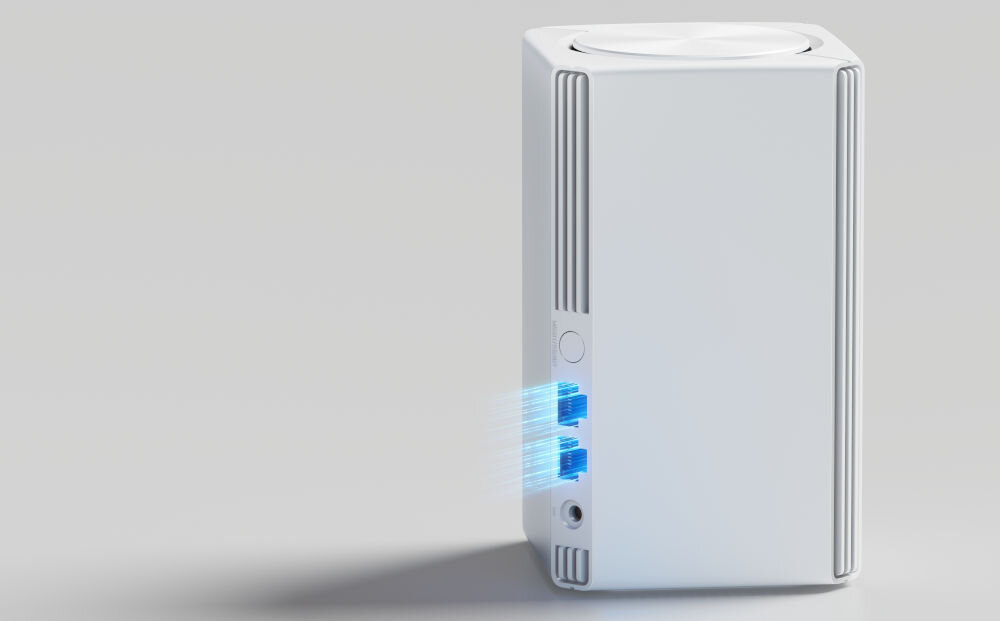 Biały, pionowy router z widocznymi portami sieciowymi, z których emanuje niebieskie światło. Urządzenie ma prostokątny kształt z zaokrąglonymi krawędziami i widocznymi żebrowaniami na bokach.