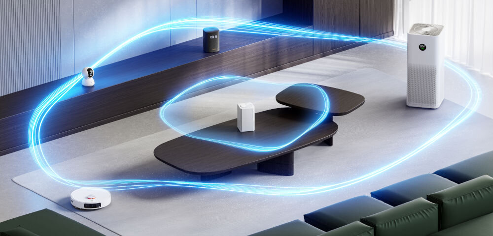 W nowoczesnym salonie znajduje się biały router na stoliku, otoczony niebieskimi liniami symbolizującymi sygnał Wi-Fi. W tle widoczne są różne urządzenia elektroniczne, w tym oczyszczacz powietrza i robot sprzątający.