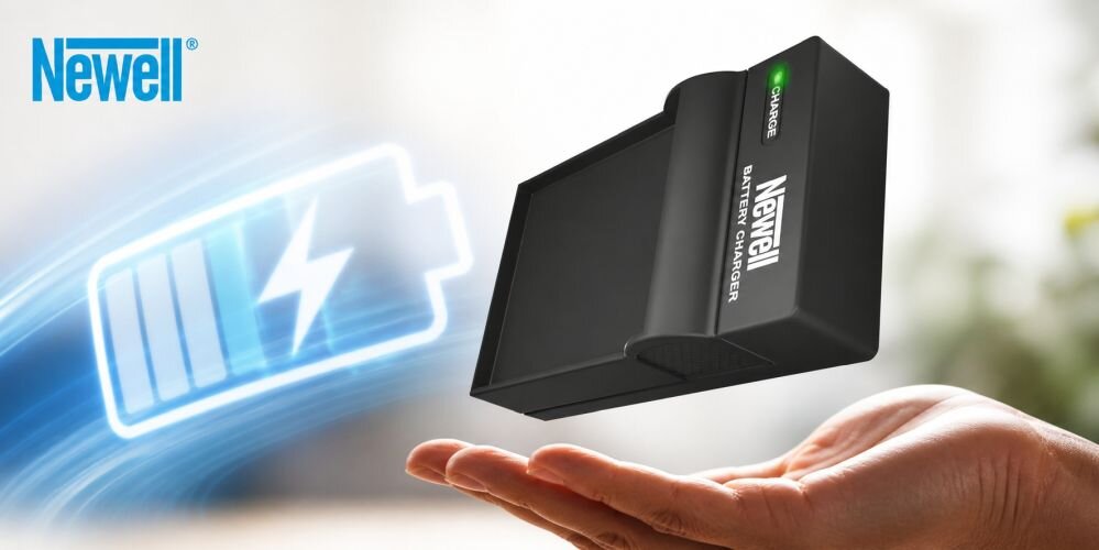 Na obrazie widoczna jest ładowarka Newell z napisem \'BATTERY CHARGER\' oraz logo Newell. W tle znajduje się symbol naładowanej baterii z błyskawicą, a ładowarka unosi się nad otwartą dłonią.