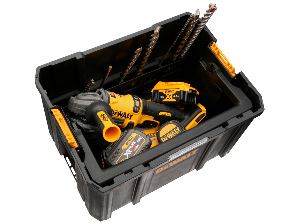Skrzynka narzędziowa DEWALT DWST1-71228 białe tło skrzynka widoczna z góry widok na wnętrze wewnątrz skrzyni narzędzia wymiary 440 × 320 × 275 mm pionowe przechowywanie dużych narzędzi mieści się w typowych miejscach transportowych tabliczka znamionowa