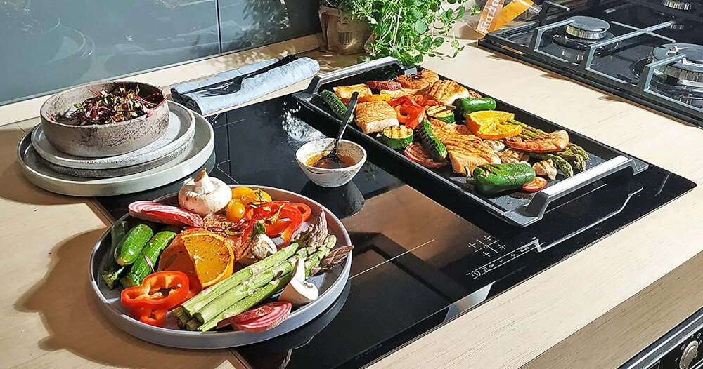 GRILL ŻELIWNY BERG ROSTI Płyta grillowa z uchwytami podczas przygotowywania mięsa, krewetek i warzyw ergonomiczne uchwyty ryflowana powierzchnia zdrowe grillowanie trwała konstrukcja