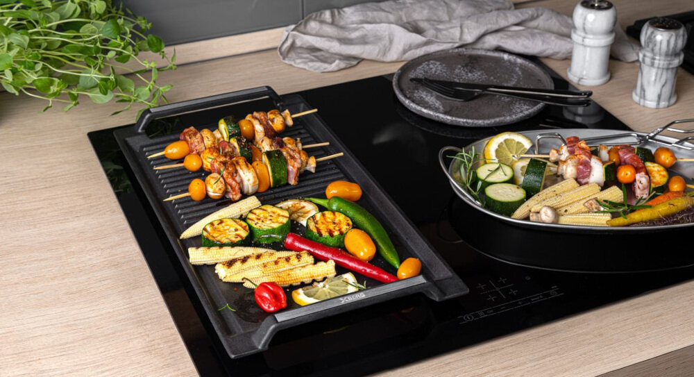 GRILL ŻELIWNY BERG ROSTI Płyta grillowa z grillowanym łososiem, krewetkami i warzywami na płycie indukcyjnej wysokiej jakości żeliwo odporność na wysokie temperatury ochrona przed korozją