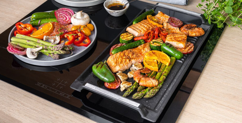 GRILL ŻELIWNY BERG ROSTI Płyta grillowa z szaszłykami i warzywami podczas przygotowywania potraw równomierne rozprowadzanie ciepła grillowanie smażenie uniwersalne zastosowanie