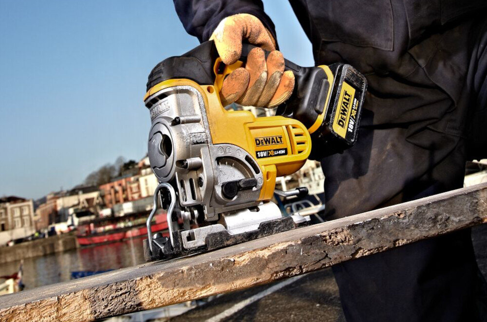 Zestaw elektronarzędzi DEWALT DCK854P4 płynna regulacja prędkości obrotowej włącznik 3-stopniowa funkcja wychylenia brzeszczotu prędkość do 3000 obr/min długość skoku do 26 mm cięcie w drewnie do 135 mm w aluminium do 10 mm