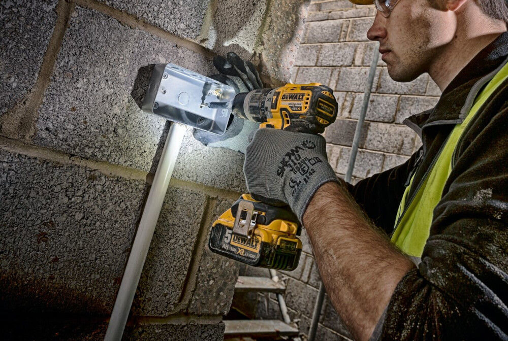 Zestaw elektronarzędzi DEWALT DCK854P4 złożony system regulacji momentu obrotowego z 11 różnych pozycji system oświetlenia LED specjalistyczny ergonomiczny uchwyt stalowy zaczep do paska