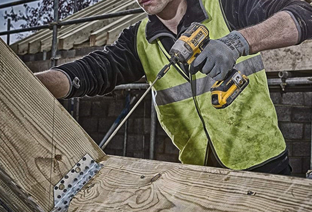 Zestaw elektronarzędzi DEWALT DCK854P4 trzy biegi częstotliwość udaru do 3800 ud/min maksymalny moment obrotowy do 205 Nm pierścień świetlny z trzema diodami LED sześciokątny uchwyt bitowy 6,35 mm