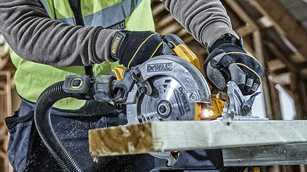 Zestaw elektronarzędzi DEWALT DCK854P4 pilarka DCS570 innowacyjny mechanizm wykonania precyzyjnych cięć wgłębnych w drewnie cięcie pod kątem 45 stopni do 48 mm pod kątem 90 stopni do 64 mm