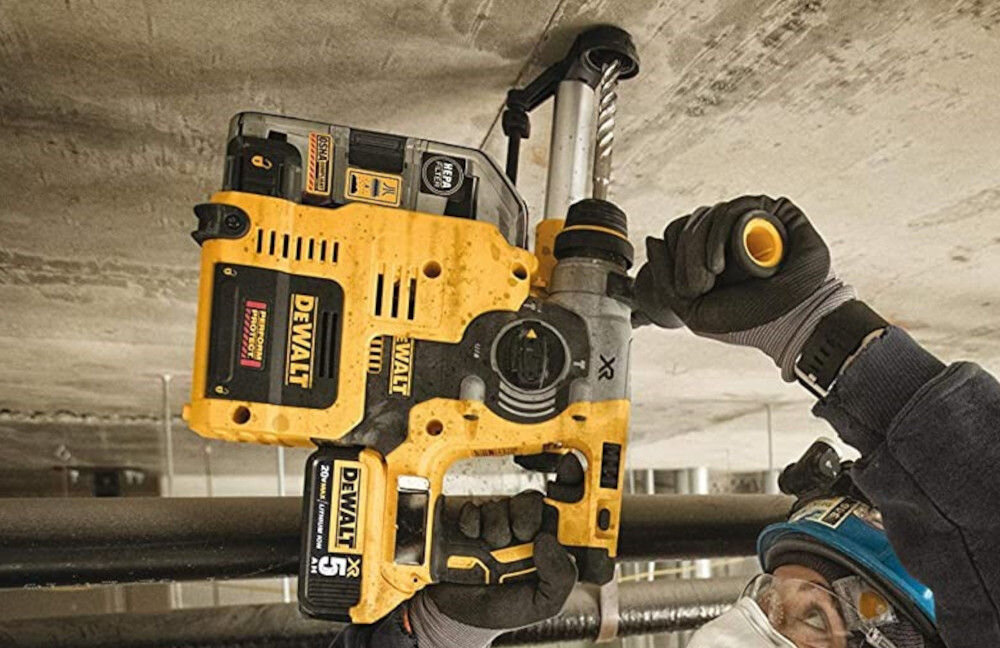 Zestaw elektronarzędzi DEWALT DCK853P4 młotowiertarka DCH273 silnik bezszczotkowy akumulator Li-Ion napięcie 18 V prędkość do 1100 obr/min do pracy w drewnie do 26 mm w betonie do 24 mm w metalu do 13 mm
