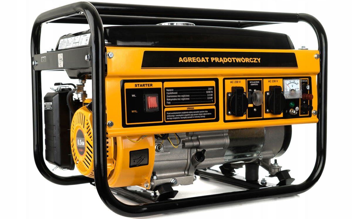 Agregat prądotwórczy SMART SM-01-3600A, energia, agregat, prąd, Agregat stoi pionowo rozpakowany, pokazany od strony panelu sterowania frontem lewo skos na białym tle