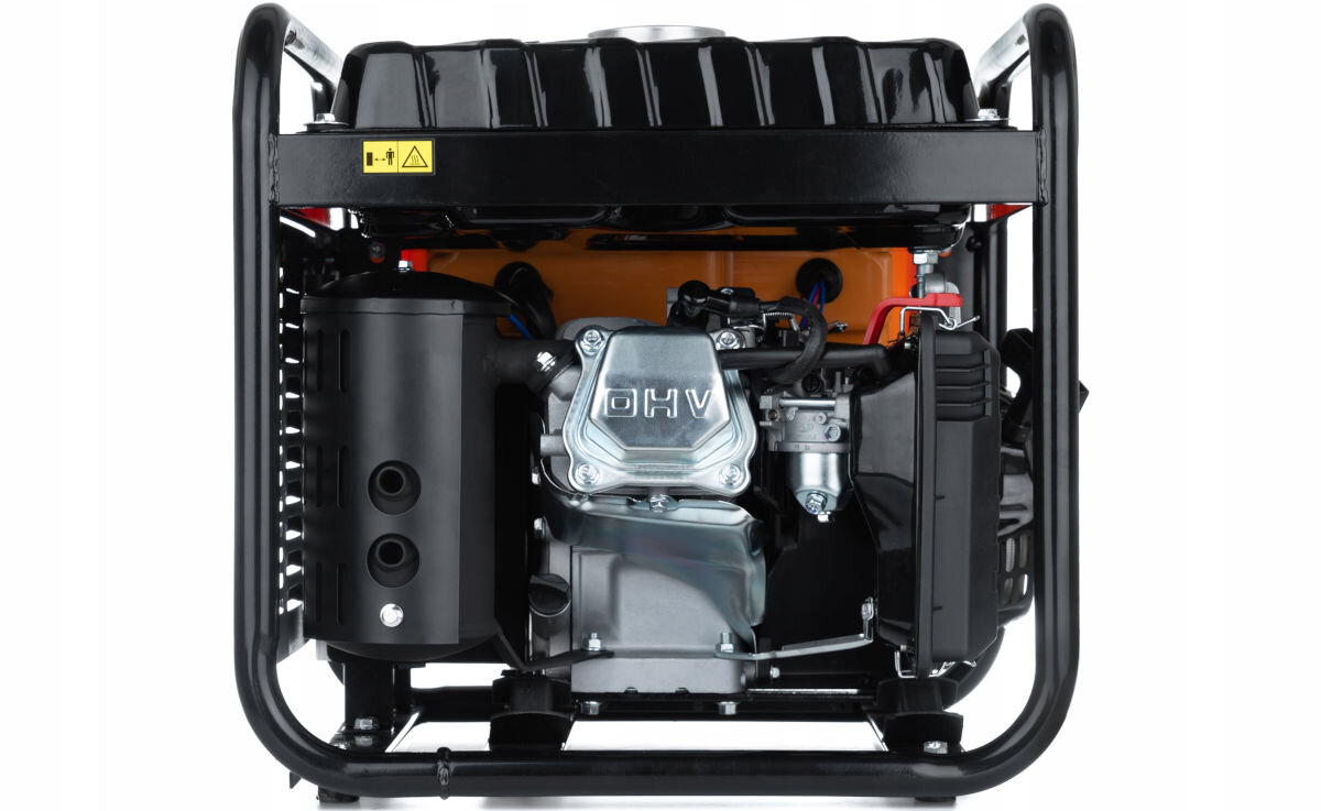 Agregat prądotwórczy SMART SM-01-3600A, silnik, paliwo, spalanie, beznzyna, linka, odpalanie, Agregat stoi pionowo, pokazany od bocznej strony od strony silnika frontem na wprost, wszystko na białym tle