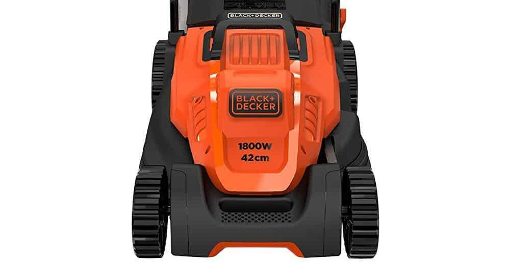 Kosiarka elektryczna BLACK&DECKER BEMW481BH-QS 1800W silnik moc 1800 W w niewielkim ogrodzie w ogrodach w sporych gabarytach do 800 m2
