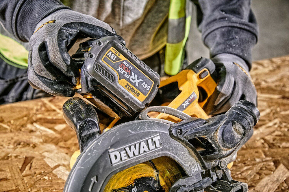 Pilarka tarczowa DEWALT DCS577N akumulator Li-Ion napięcie 54 V maksymalna prędkość obrotowa do 5800 obr/min model bez akumulatora i ładowarki