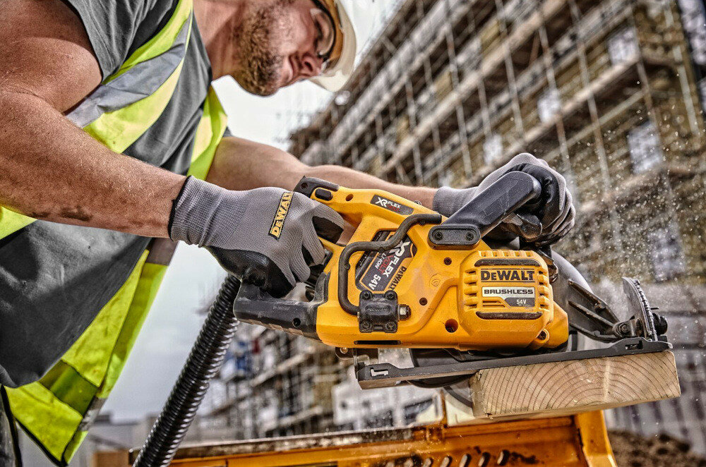 Pilarka tarczowa DEWALT DCS577N technologia FLEXVOLT akumulatorowa skuteczne zasilanie dużych narzędzi nawet trzykrotnie dłuższa praca maszyn