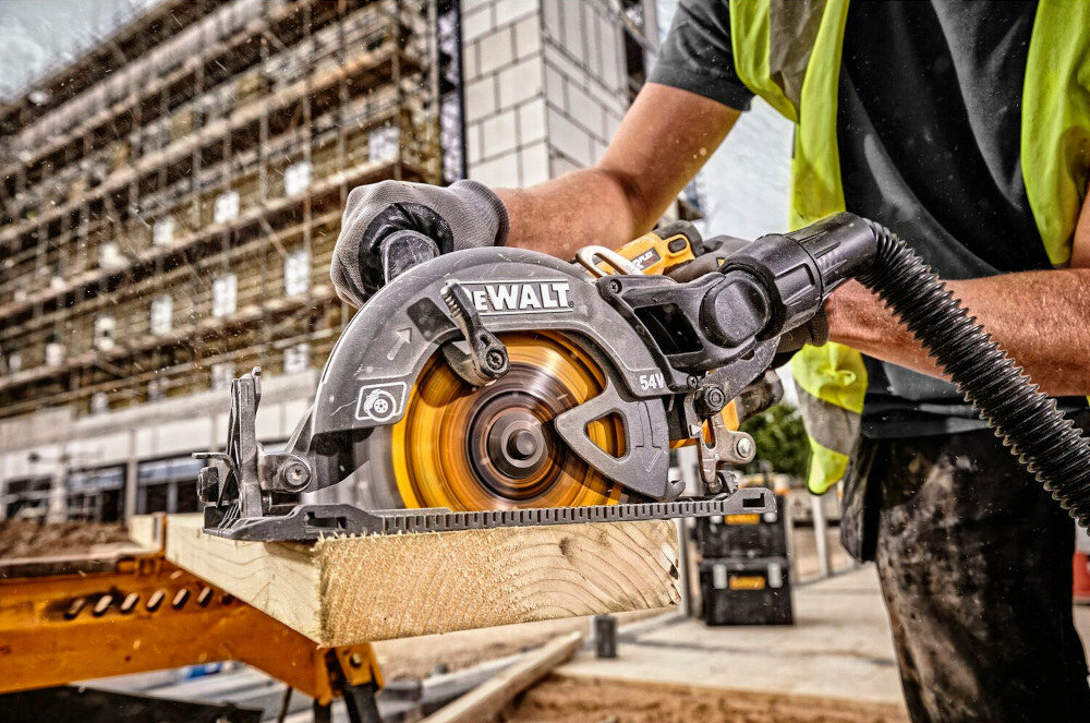 Pilarka tarczowa DEWALT DCS577N tarcza tnąca średnica 190 mm średnica otworu 22,2 mm niewielka masa waga 3,5 kg