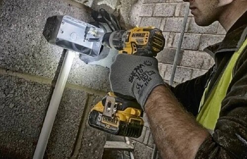 Zestaw Combo DEWALT DCK266P2T system regulacji momentu obrotowa w 15 różnych pozycjach system oświetlenia LED specjalistyczny ergonomiczny uchwyt stalowy zaczep do paska silny chwyt magnetyczny do bitów