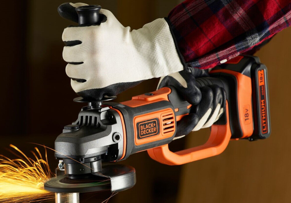 Szlifierka kątowa BLACK&DECKER BCG720N czesciowo metalowa obudowa skuteczne odprowadzanie ciepla niewielka masa waga 2,1 kg