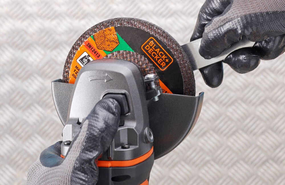 Szlifierka kątowa BLACK&DECKER BCG720N przycisk blokady wrzeciona M14 nie wymaga uzycia narzedzi